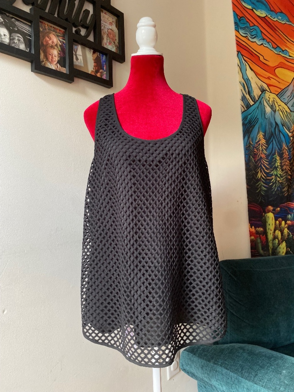 Banana Republic sleeveless tank top features a distinctive mesh overlay pattern